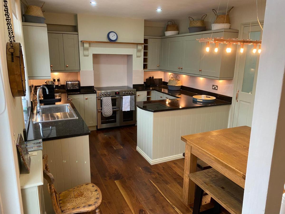 Beautiful 5 Bedroom, Amazing Water & Valley Views 다트머스 외부 사진